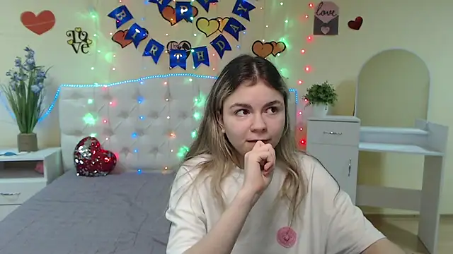 Snapshot of TinaRedly chatting on March 3, 12:48 am TinaRedly online show from March 3, 12:48 am