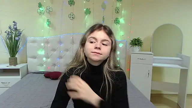 Snapshot of TinaRedly chatting on March 19, 6:23 pm TinaRedly online show from March 19, 6:23 pm