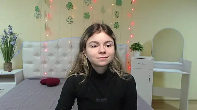Snapshot of TinaRedly chatting on March 20, 1:57 am TinaRedly online show from March 20, 1:57 am