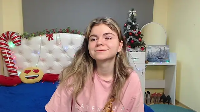 Snapshot of TinaRedly chatting on December 13, 7:53 pm TinaRedly online show from December 13, 7:53 pm