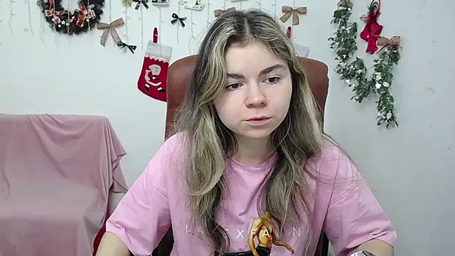 Snapshot of TinaRedly chatting on December 14, 6:45 pm TinaRedly online show from December 14, 6:45 pm