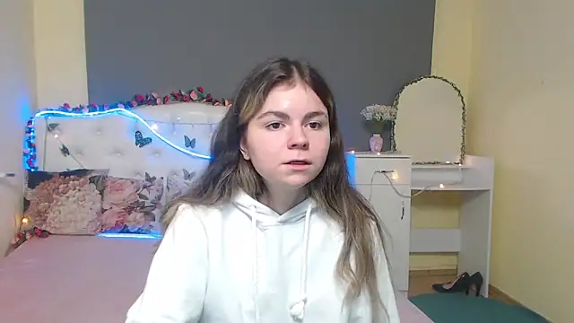 TinaRedly online show from May 1, 6:01 pm