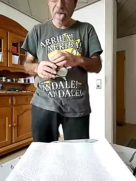 Snapshot of bottomhairy chatting on December 6, 11:44 am bottomhairy online show from December 6, 11:44 am