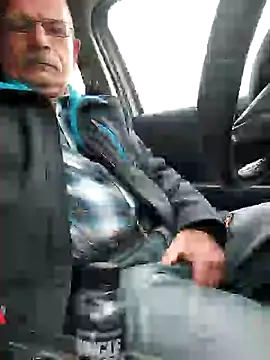 Snapshot of bottomhairy chatting on December 13, 11:02 am bottomhairy online show from December 13, 11:02 am