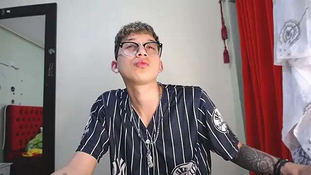  Thomas hot  online show from December 17, 10:22 pm