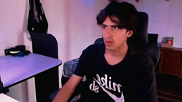 Snapshot of Thieves9 chatting on December 23, 5:00 pm Thieves9 online show from December 23, 5:00 pm