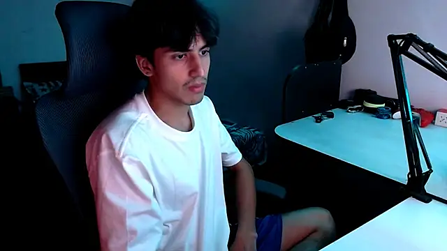 Snapshot of Thieves9 chatting on January 20, 5:04 am Thieves9 online show from January 20, 5:04 am