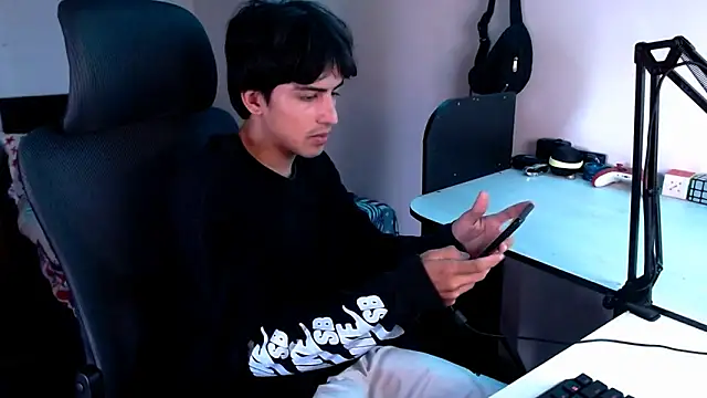 Snapshot of Thieves9 chatting on January 25, 7:49 pm Thieves9 online show from January 25, 7:49 pm