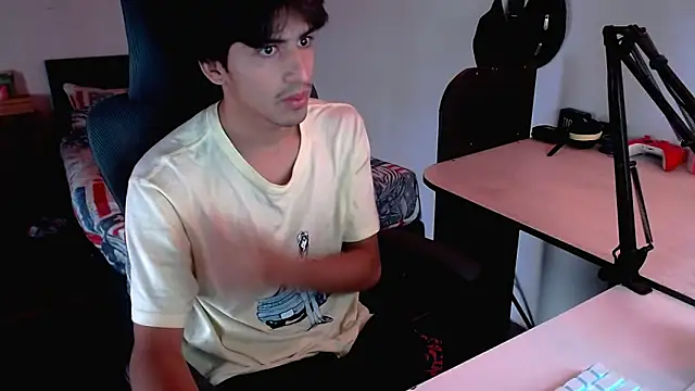 Snapshot of Thieves9 chatting on February 8, 5:18 pm Thieves9 online show from February 8, 5:18 pm