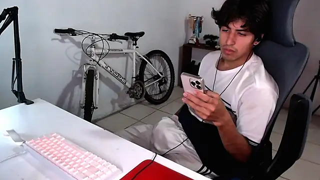 Snapshot of Thieves9 chatting on September 8, 5:12 pm Thieves9 online show from September 8, 5:12 pm