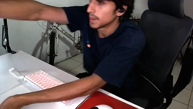 Snapshot of Thieves9 chatting on September 19, 11:05 pm Thieves9 online show from September 19, 11:05 pm