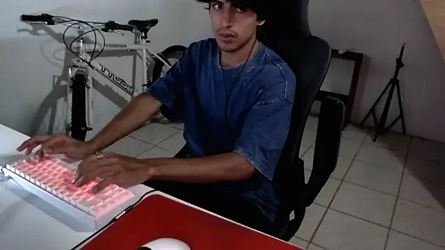 Snapshot of Thieves9 chatting on September 24, 5:55 am Thieves9 online show from September 24, 5:55 am