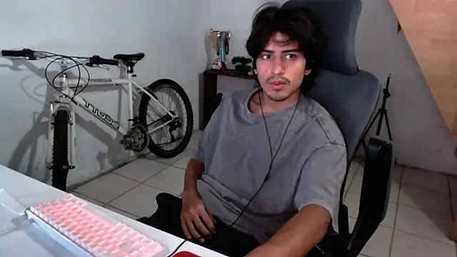 Snapshot of Thieves9 chatting on September 30, 9:20 pm Thieves9 online show from September 30, 9:20 pm