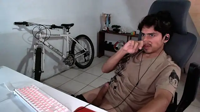 Snapshot of Thieves9 chatting on October 2, 6:48 pm Thieves9 online show from October 2, 6:48 pm