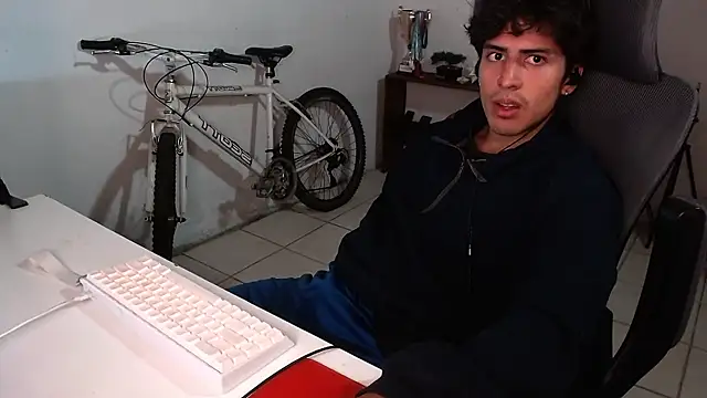 Snapshot of Thieves9 chatting on October 22, 5:08 am Thieves9 online show from October 22, 5:08 am