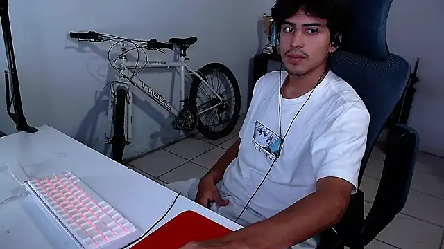 Snapshot of Thieves9 chatting on October 28, 3:54 am Thieves9 online show from October 28, 3:54 am