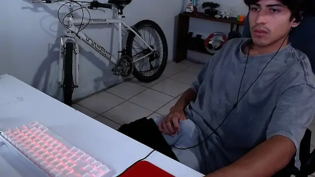 Snapshot of Thieves9 chatting on November 4, 7:13 pm Thieves9 online show from November 4, 7:13 pm