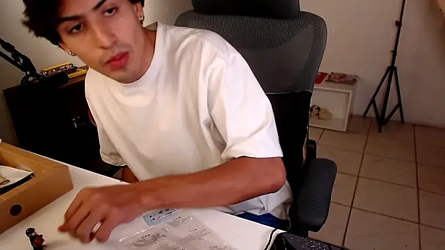 Snapshot of Thieves9 chatting on March 30, 8:10 pm Thieves9 online show from March 30, 8:10 pm