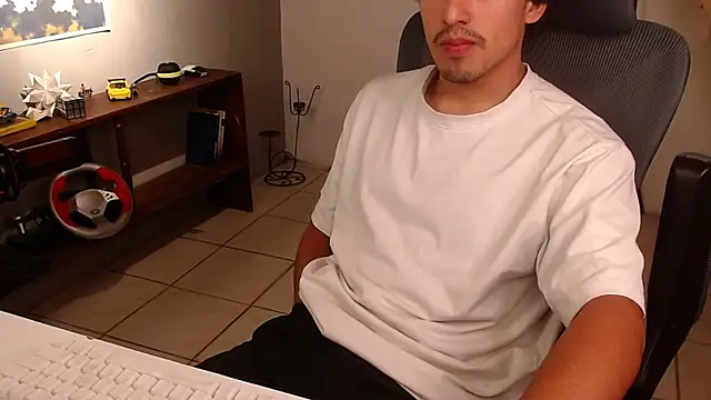 Snapshot of Thieves9 chatting on April 13, 8:25 pm Thieves9 online show from April 13, 8:25 pm