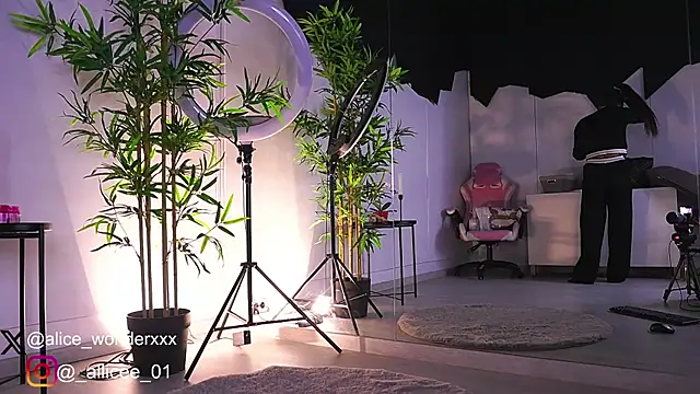 VanessaSimon online show from February 17, 6:42 am