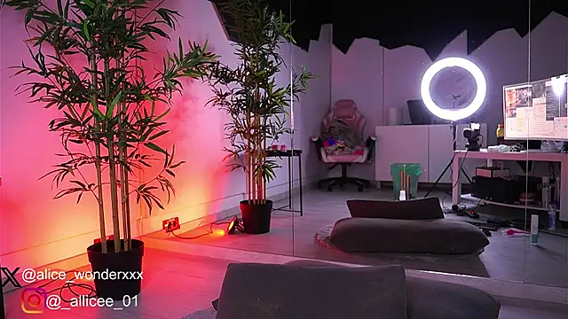 VanessaSimon online show from March 14, 9:24 am