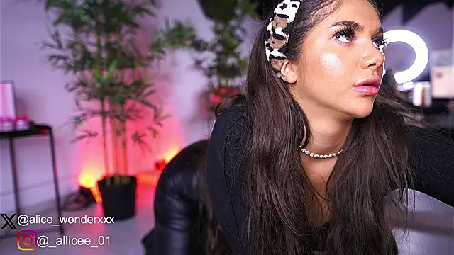 VanessaSimon online show from March 17, 6:07 am