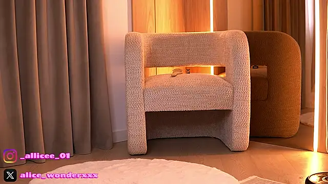 VanessaSimon online show from March 22, 6:17 am