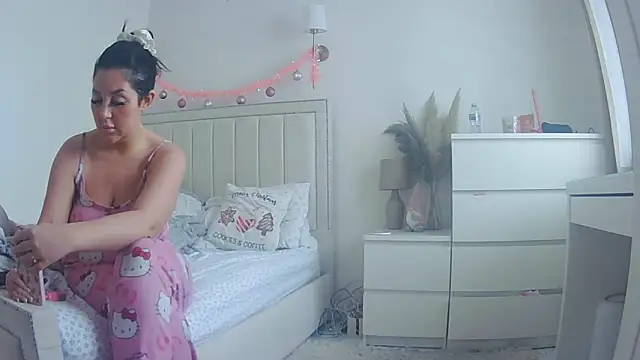 Snapshot of magical_mia chatting on December 22, 10:23 am magical mia online show from December 22, 10:23 am