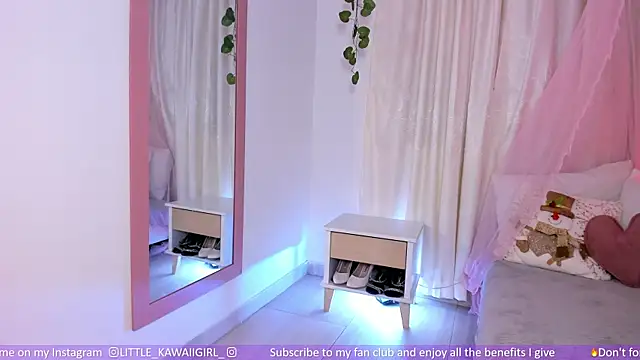 Snapshot of little_kawaiigirl_ chatting on December 4, 7:17 am little kawaiigirl online show from December 4, 7:17 am