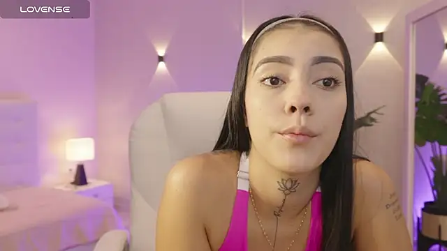 Snapshot of miagomezweb1 chatting on October 15, 1:33 pm miagomezweb1 online show from October 15, 1:33 pm