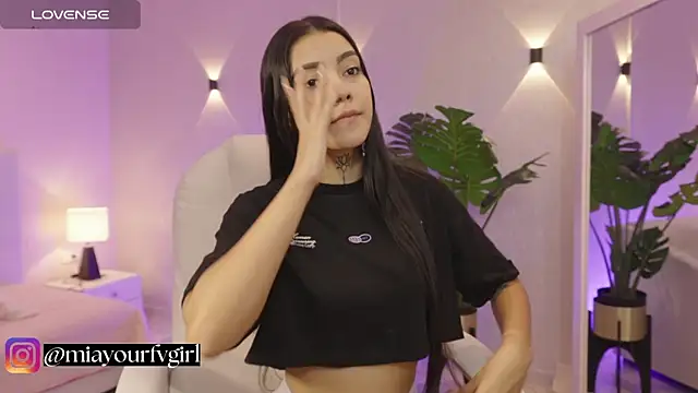 Snapshot of miagomezweb1 chatting on October 17, 1:03 pm miagomezweb1 online show from October 17, 1:03 pm