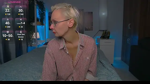 Snapshot of HelgaHimmell chatting on December 5, 4:34 pm HelgaHimmell online show from December 5, 4:34 pm