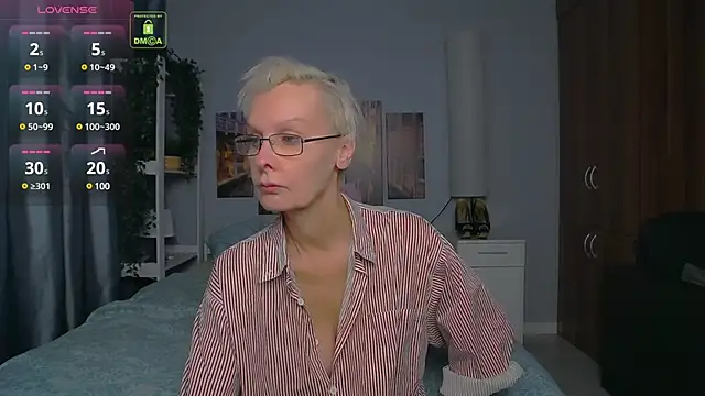 Snapshot of HelgaHimmell chatting on December 12, 4:21 pm HelgaHimmell online show from December 12, 4:21 pm