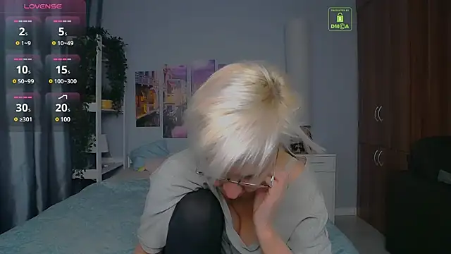 Snapshot of HelgaHimmell chatting on December 13, 4:16 pm HelgaHimmell online show from December 13, 4:16 pm