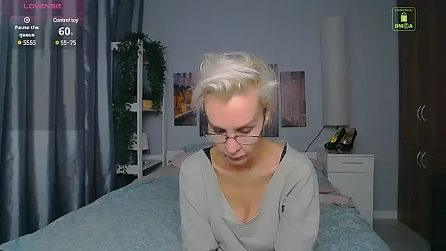 Snapshot of HelgaHimmell chatting on December 17, 10:22 pm HelgaHimmell online show from December 17, 10:22 pm