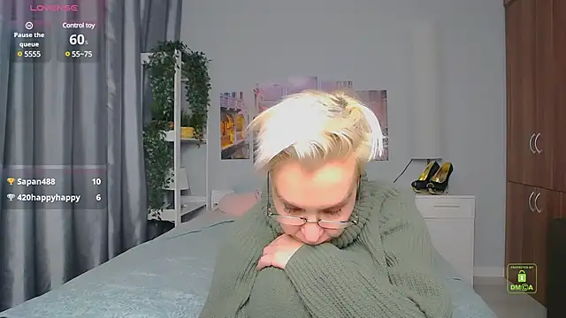 Snapshot of HelgaHimmell chatting on December 18, 1:26 am HelgaHimmell online show from December 18, 1:26 am