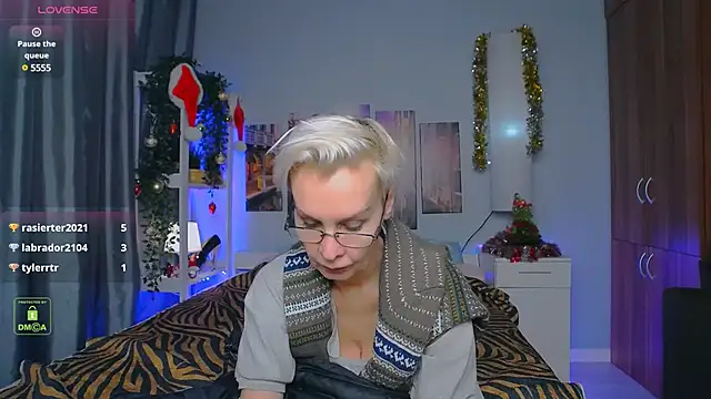 Snapshot of HelgaHimmell chatting on December 22, 12:50 am HelgaHimmell online show from December 22, 12:50 am
