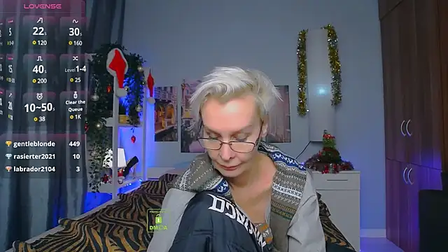Snapshot of HelgaHimmell chatting on December 22, 3:55 am HelgaHimmell online show from December 22, 3:55 am