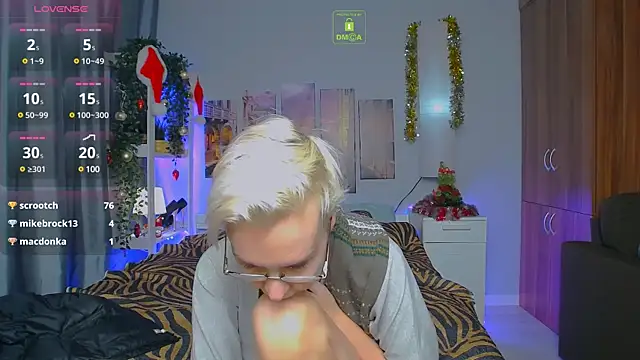 Snapshot of HelgaHimmell chatting on December 23, 1:08 am HelgaHimmell online show from December 23, 1:08 am