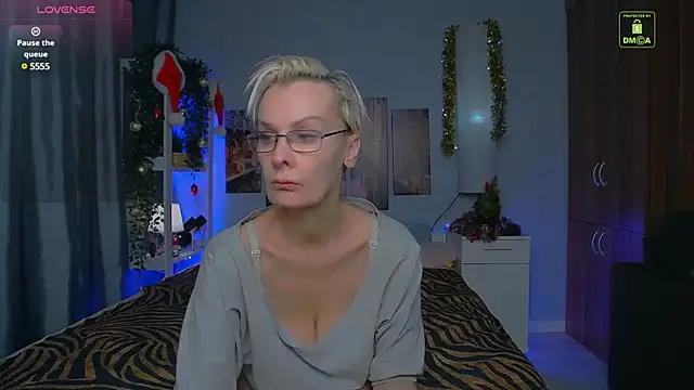 Snapshot of HelgaHimmell chatting on December 24, 4:08 pm HelgaHimmell online show from December 24, 4:08 pm