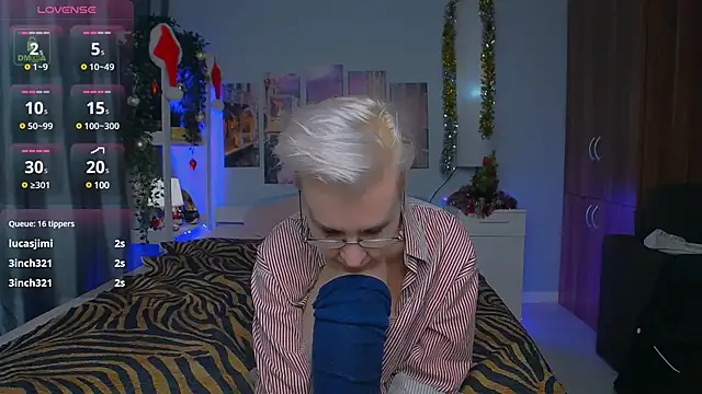 Snapshot of HelgaHimmell chatting on December 27, 1:53 am HelgaHimmell online show from December 27, 1:53 am
