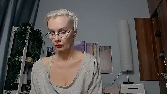 Snapshot of HelgaHimmell chatting on January 22, 1:42 am HelgaHimmell online show from January 22, 1:42 am