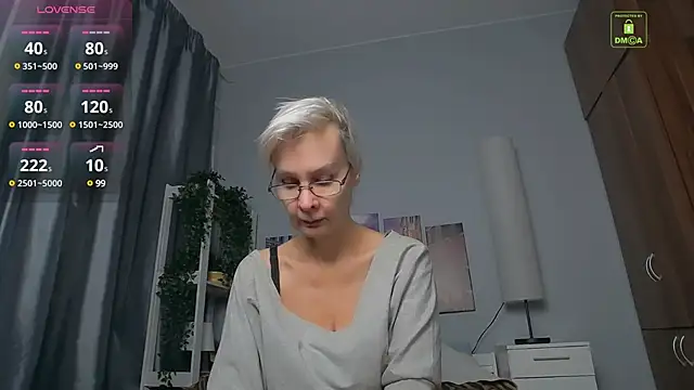 Snapshot of HelgaHimmell chatting on February 5, 3:45 am HelgaHimmell online show from February 5, 3:45 am