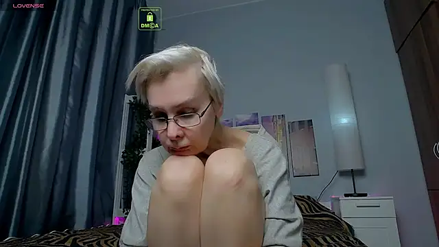 Snapshot of HelgaHimmell chatting on February 6, 7:13 am HelgaHimmell online show from February 6, 7:13 am