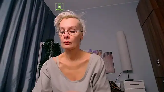 Snapshot of HelgaHimmell chatting on February 12, 6:51 am HelgaHimmell online show from February 12, 6:51 am