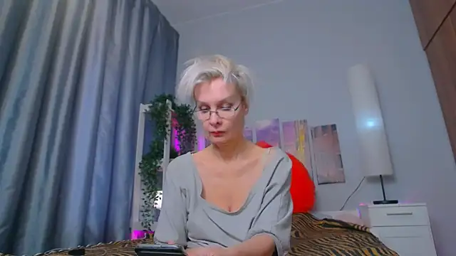 Snapshot of HelgaHimmell chatting on February 15, 10:44 am HelgaHimmell online show from February 15, 10:44 am