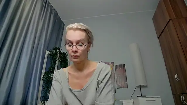 Snapshot of HelgaHimmell chatting on March 17, 7:13 am HelgaHimmell online show from March 17, 7:13 am