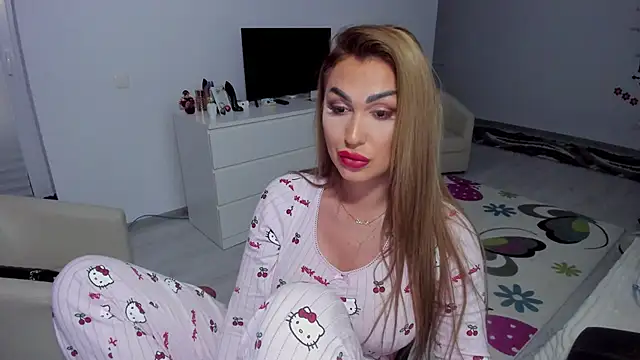 Snapshot of GlossyDiamondX chatting on February 3, 7:29 am GlossyDiamondX online show from February 3, 7:29 am