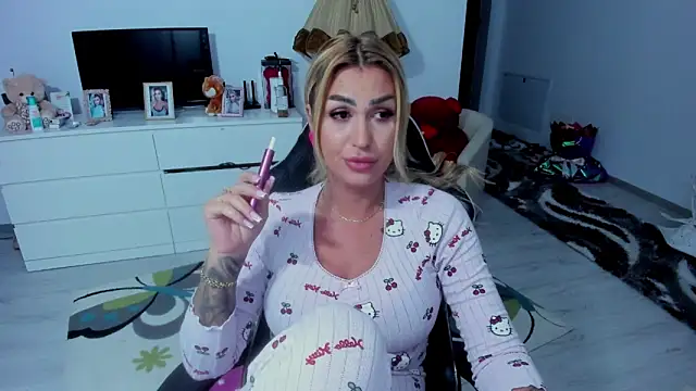 Snapshot of GlossyDiamondX chatting on September 29, 3:28 pm GlossyDiamondX online show from September 29, 3:28 pm