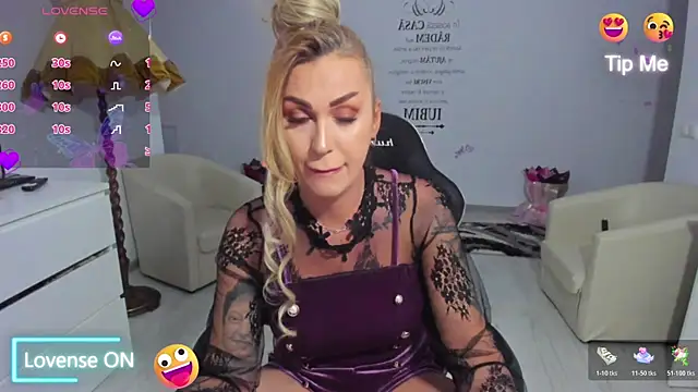 GlossyDiamondX online show from April 2, 7:00 pm